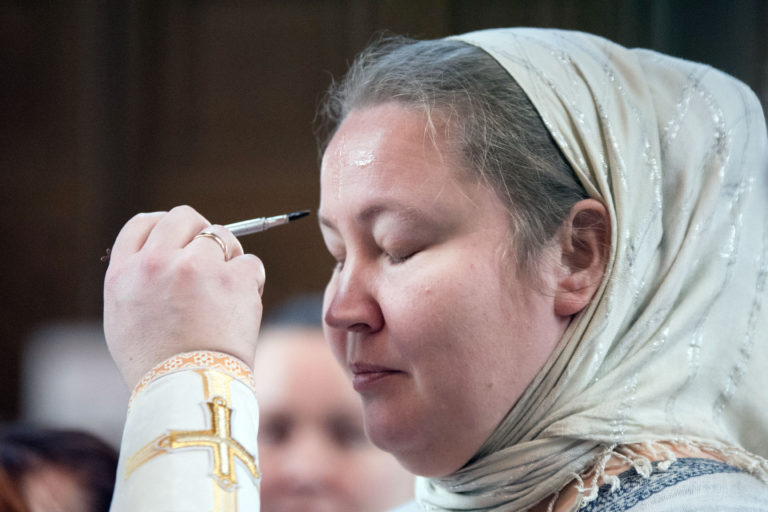 Katekumeeni liitetään kirkkoon suurena lauantaina vuonna 2017. Kuva: Vlada Wahlstén