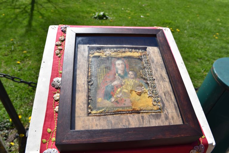 Kozelshtshanin Jumalanäidin ikoni ristisaatossa Kirurgisen sairaalan piha-alueella