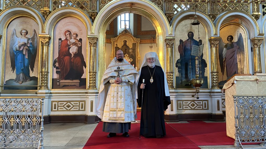 Pappi ja arkkipiispa seisovat alttarilla Uspenskin katedraalissa