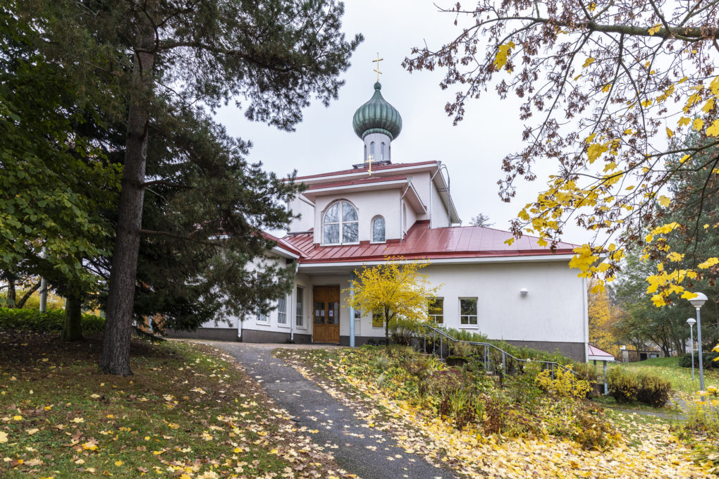 Tikkurilan ortodoksikirkko syksyllä, keltaisia lehtiä koivussa ja nurmikolla.