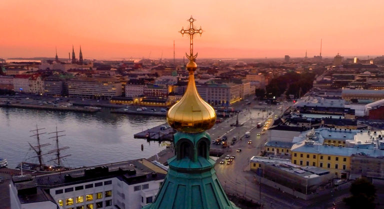 Uspenskin katedraalin kupolia ja Helsinkiä kuvattuna auringonlaskun jälkeen yläilmoista. Kuva: Tomi Parkkonen