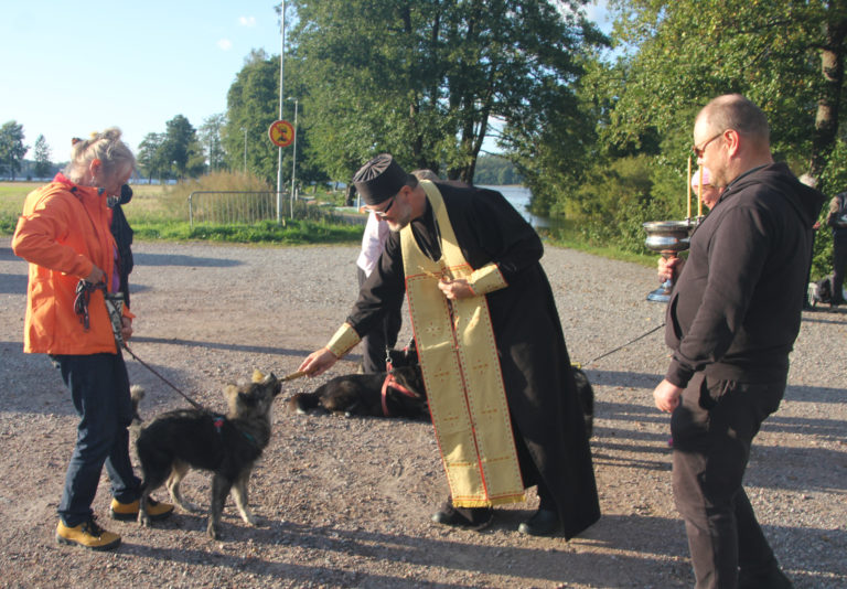 Isä Kalevi Kasala siunasi koiran vuosittaisessa tapahtumassa Lohjalla. Arkistokuva.