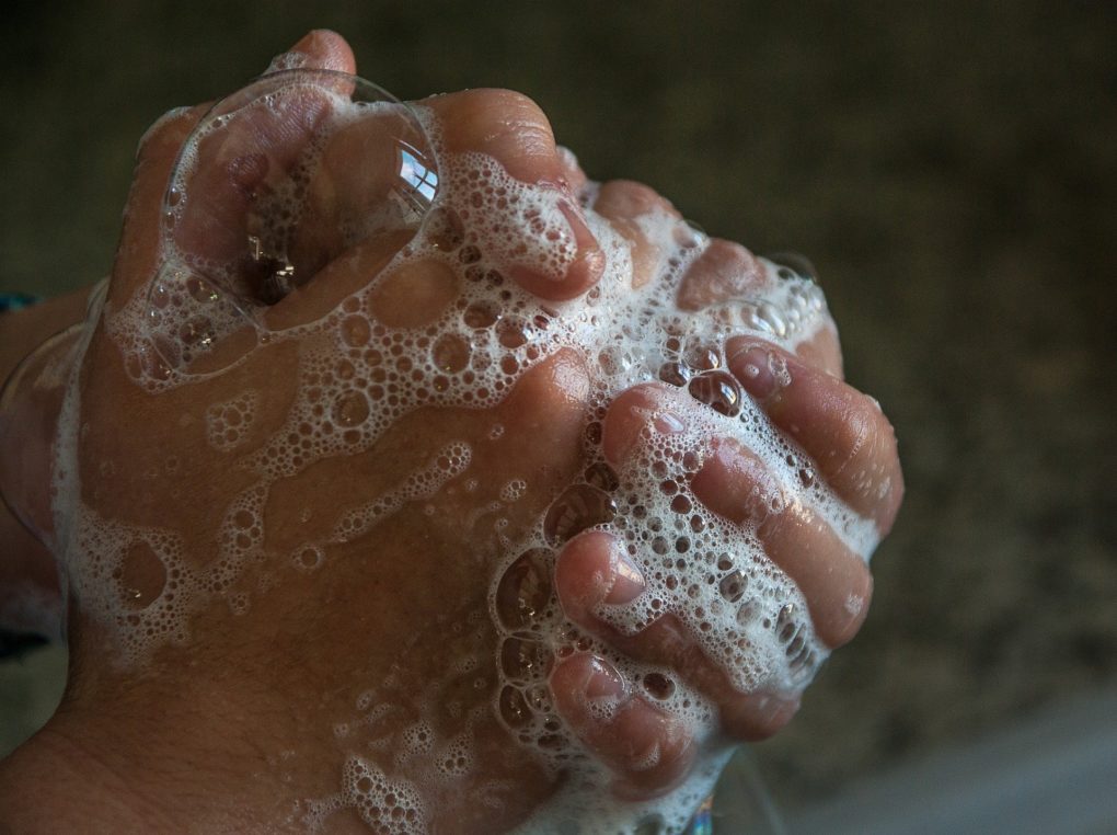 Käsien peseminen on edelleen tärkeä suojautumisen keino.