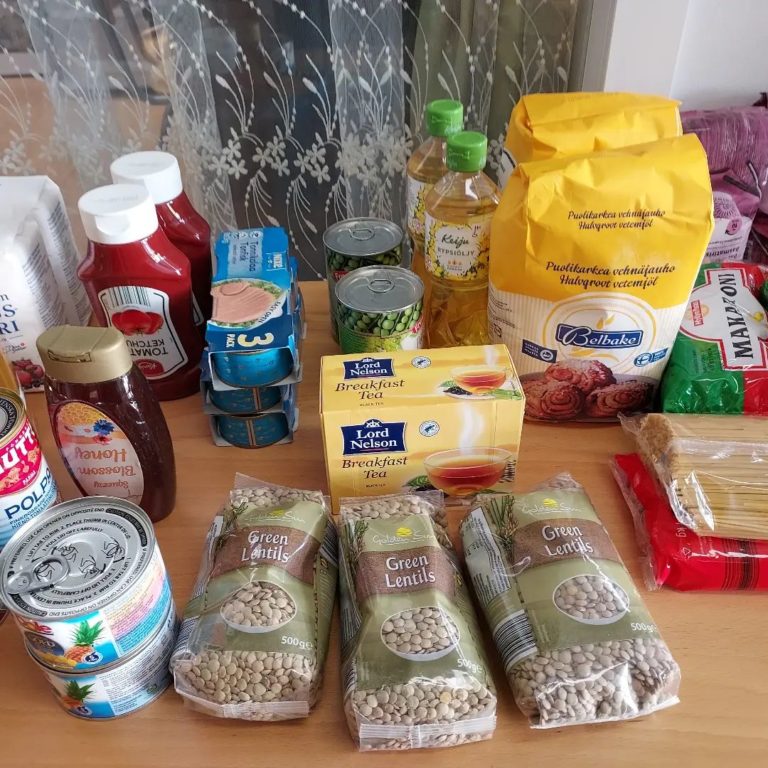 Myllypuron ortodoksisen kappelin Facebook-sivuilla julkaistussa kuvassa näytetään, minkälaisia elintarvikkeita voi esimerkiksi tuoda ukrainalaispakolaisille. Koska pakolaisista suurin osa on naisia ja lapsia, myös kuukautissuojille ja vaipoille on tarvetta. 