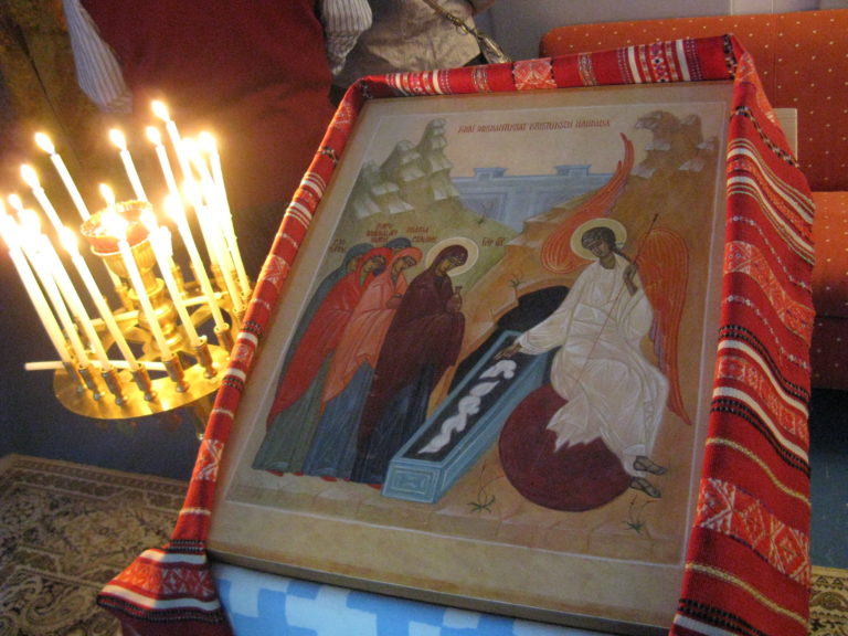 Mirhantuojien sunnuntain ikonissa enkeli kohtaa Kristuksen haudalla pyhän Magdalan Marian ja muut mirhantuojanaiset ja kertoo heille ilosanoman Kristuksen ylösnousemuksesta. Kuva: Helsingin ortodoksinen seurakunta