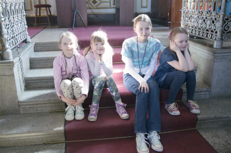 Koululaisia istumassa kirkon portailla Uspenskin katedraalissa liturgiassa. 