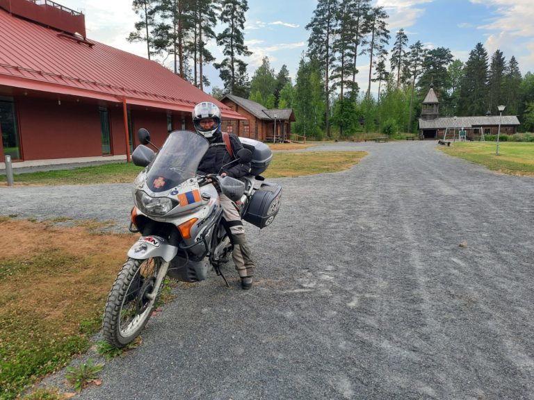 Kanttori Minna Jokinen on kiertänyt moottoripyörällään ympäri Eurooppaa ja maailmaa vieraillen aina paikallisissa pyhäköissä ja luostareissa. Kuva on otettu Kaunisniemen leirikeskuksella. Kuva: Helsingin ortodoksinen seurakunta
