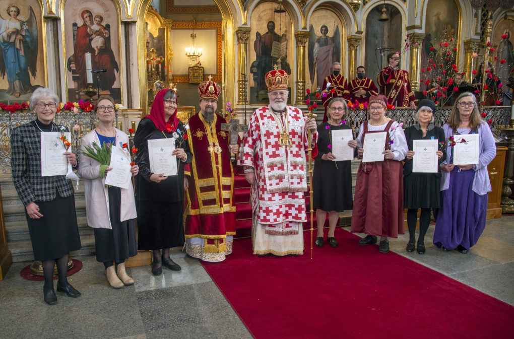 Palkitut äidit yhteiskuvassa arkkipiispa Leon ja Haminan piispa Sergein kanssa. Kuva: Kari Pekonen