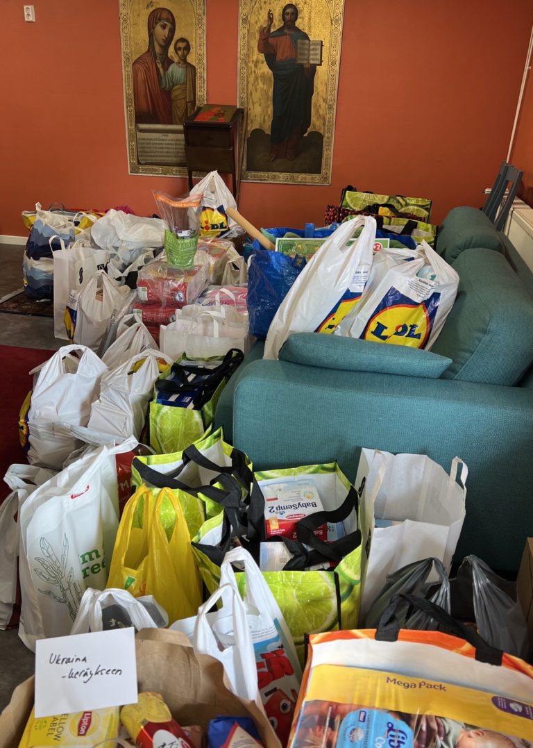 Ukrainalaispakolaisille kerätyt lahjoitukset Tikkurilan kirkolla 18.4. Kuva: Johannes Lahtela