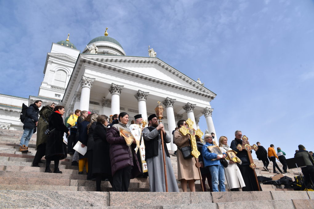Ortodoksit rukoilemassa rauhaa Ukrainaan Tuomiokirkon portailla toisena pääsiäispäivänä