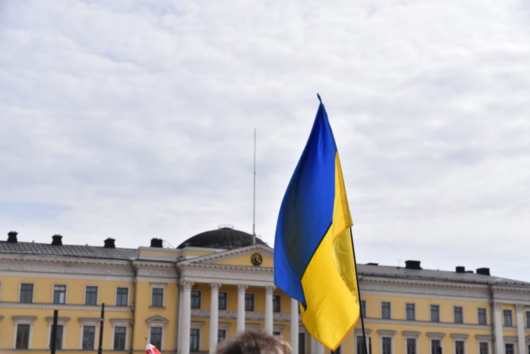 Ukrainan lippu Senaatintorilla ekumeenisessa rauhanrukoustapahtumassa toisena pääsiäispäivänä. Kuva: Vlada Wahlstén/ Helsingin ortodoksinen seurakunta