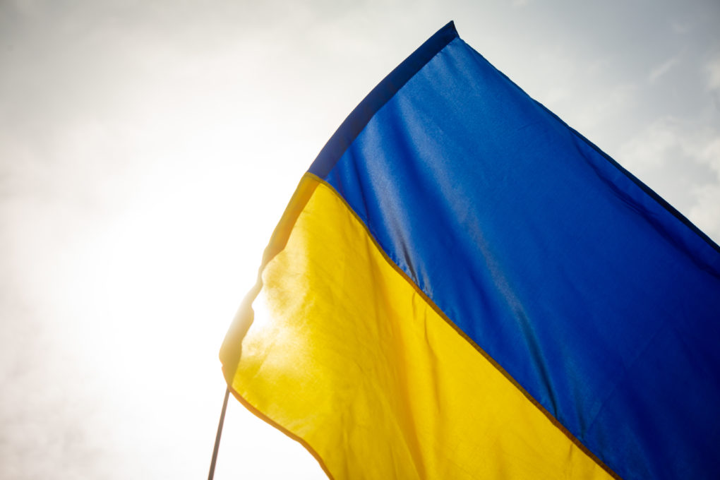 Ukrainan lippu liehui Rukoile rauhaa Ukrainaan tapahtumassa toisena pääsiäispäivänä. Kuva: Jouni Nieminen
