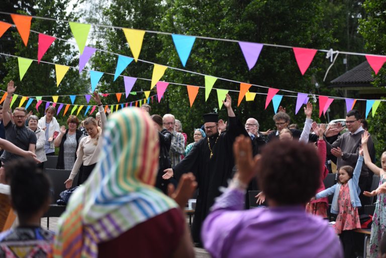 Praasniekkaan kuuluu myös juhlaohjelma. Kaunisniemen lerikeskuksen kirkon 40-vuotisjuhlapraasniekka vuonna 2017.. Kuva: Miro Järnefelt
