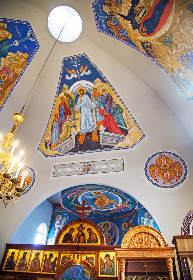 Kristuksen ylösnousemuksen ikoni alttarin yläpuolella. Kuva: Kari Pekonen