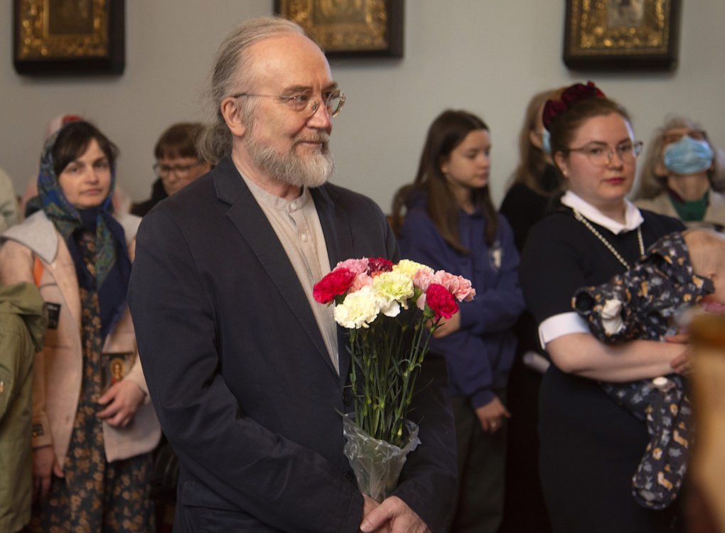 Ikoninmaalari Juri Mitroshin sai seurakunnalta rukouspalveluksen yhteydessä kukat. Kuva: Kari Pekonen