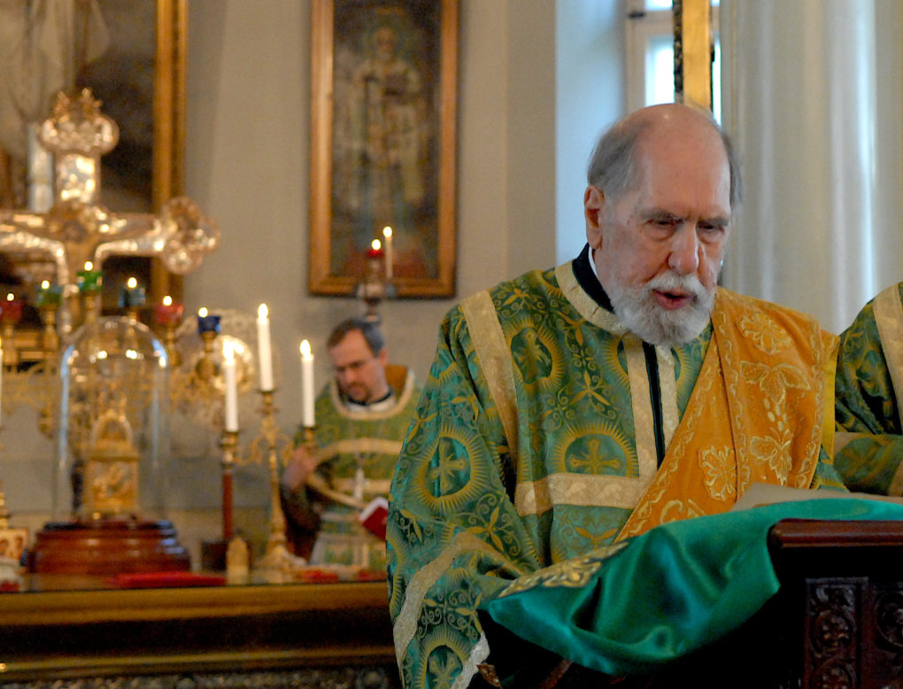 Ylidiakoni Gennadi Stolbow lukemassa evankeliumia liturgiassa Pyhän Kolminaisuuden kirkossa syntymäpäivänään vuonna 2014. Kuva: Magnus Savelieff.