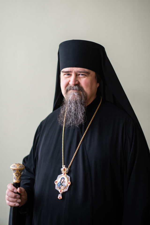 Piispa Sergei, kuvannut Laura Karlin