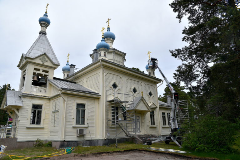 Hangon kirkkoa maalataan.