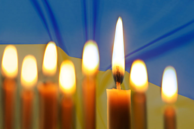 Tuohuksia Ukrainan lipun edessä. Kuva: Liudmila Chernetska