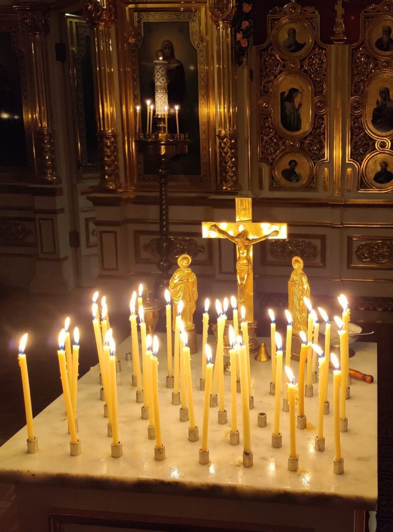 Vainajien muistopöydä kymmenet palavat tuohukset Kotikirkossa Helsingissä.