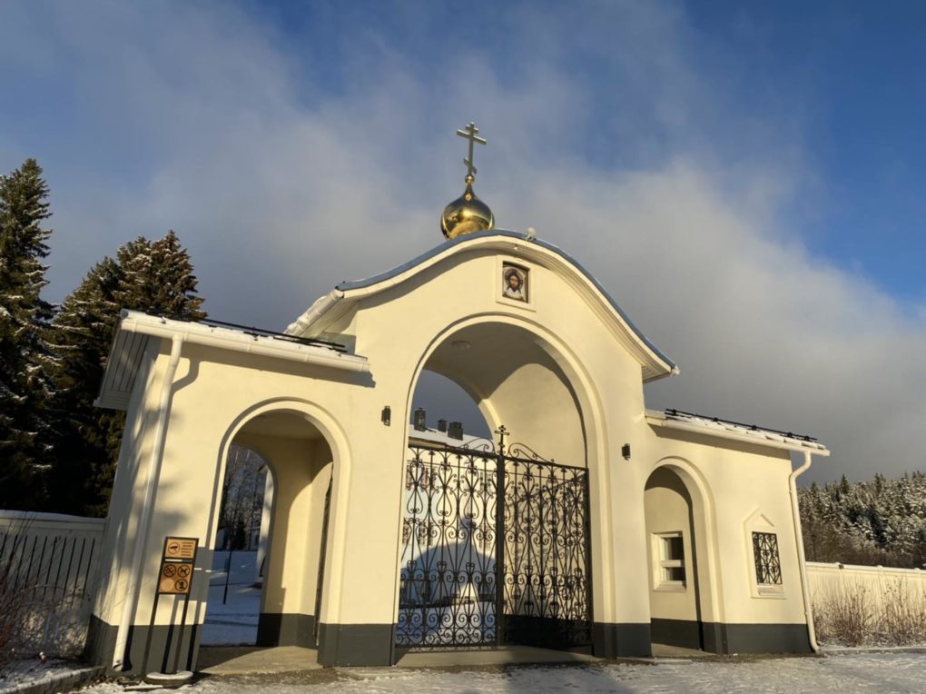 Valamon luostarn pääportti auringonpaisteessa, kirkolliskokous 2022 kuva Aamun Koitto Susanna Somppi