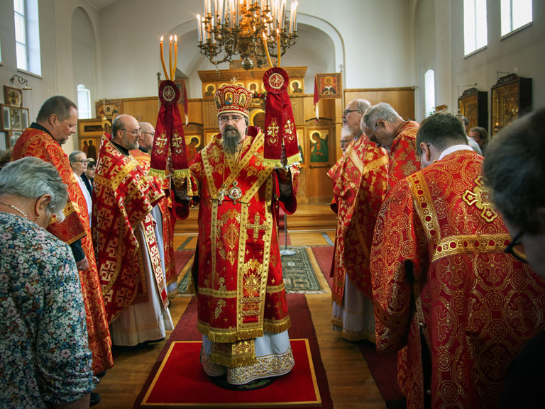Piispa Sergei Pyhän Elian kirkon praasniekassa