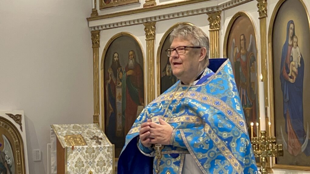 Kirkkoherra Markku Salminen pitää opetuspuhetta.