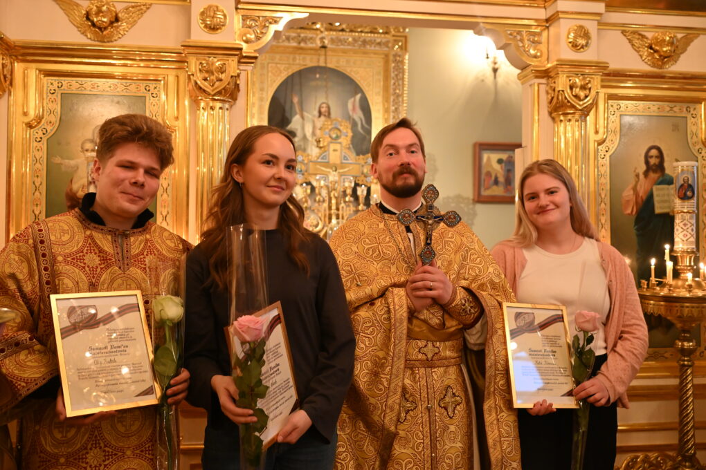 Sammeli Pamilon muistorahaston stipendin saajat yhdessä isä Sergein kanssa