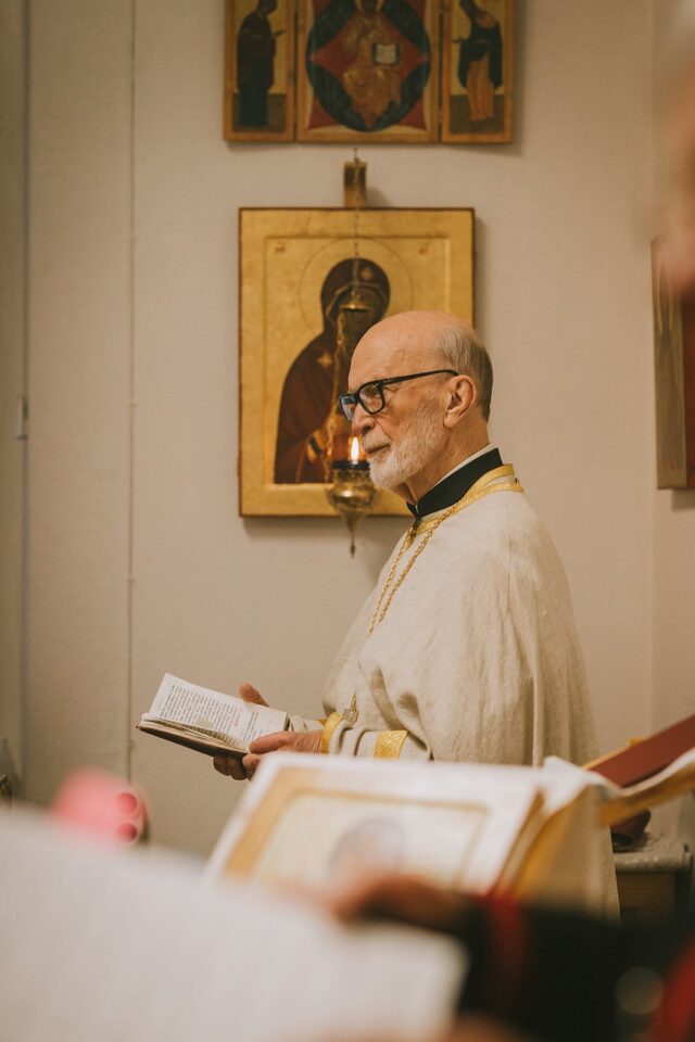 Riihimäen alueen eläkkeellä oleva pappi isä Taisto Rikkonen oli mukana toimittamassa juhlavaa palvelusta.