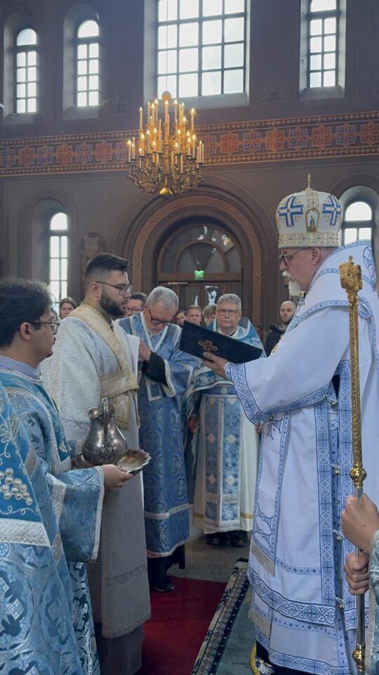 Arkkipiispa Elia vihkii lukija Vitalii Moskaliukin alidiakoniksi. Kuva: Khrystyna Martyniuk