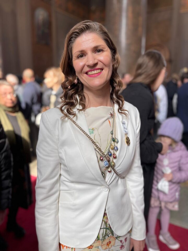 Irina Tchervinskij-Matsi Kirkkolaulupäivillä kultainen mitali rinnassaan.